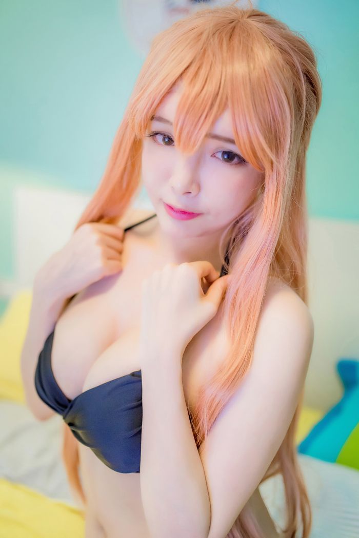 《性感尤物夏小秋cosplay秀白嫩豪乳》