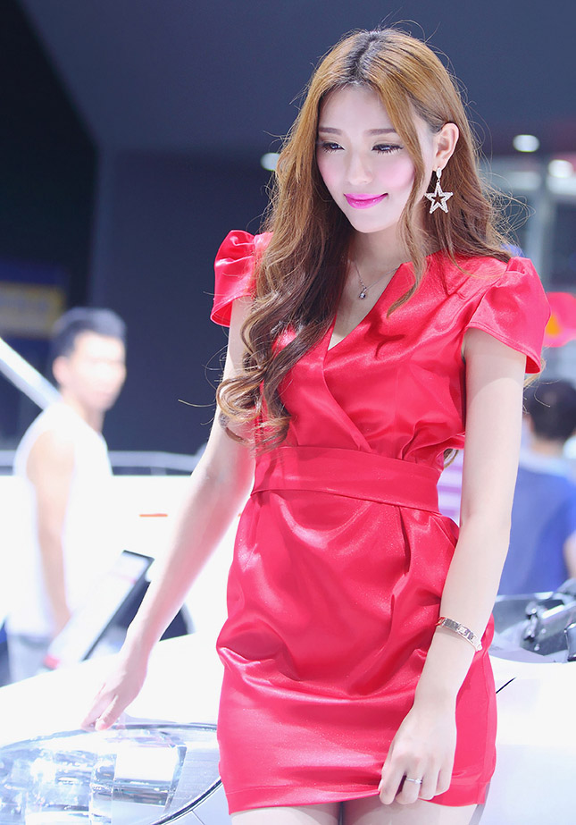 《2014深圳国际车展的红衣MM》